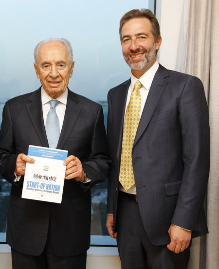 以色列兩屆前任總理、現(xiàn)任總統(tǒng)西蒙·佩雷斯(Shimon Peres)為《創(chuàng)意的國度》一書做序，圖為佩雷斯(左)和該書作者索爾。辛格(Saul Singer)合影