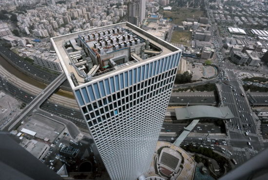 　位于以色列特拉維夫市中心的阿茲列里中心(Azrieli Center)，是特拉維夫最高的摩天大樓，也是以色列經(jīng)營高科技、房地產(chǎn)和股票市場的運作中心。阿茲列里中心是以色列億萬富翁、房地產(chǎn)大亨大衛(wèi)。阿茲列里(David Azrieli)的產(chǎn)業(yè)，后者擁有的阿茲列里集團(Azrieli Group)于2010年6月在特拉維夫股票交易所上市，是以色列史上規(guī)模最大的私營企業(yè)IPO