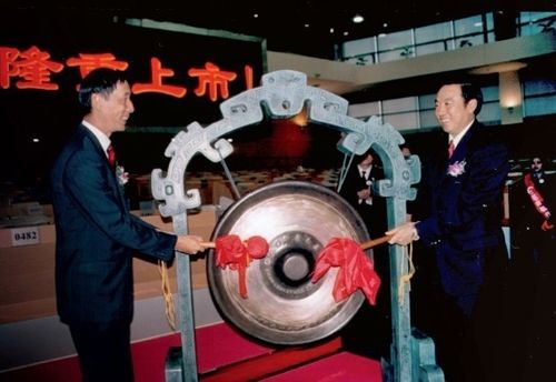 圖為2002年4月9日，招商銀行董事長秦曉(左)與行長馬蔚華(右)鳴鑼開市