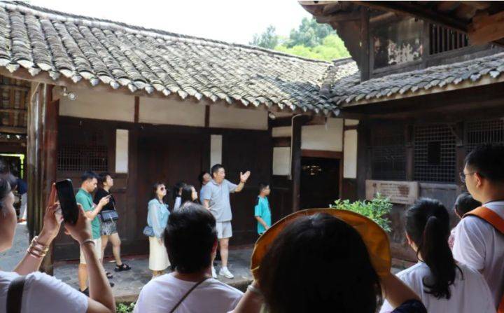 武康大學(xué)國際碩博學(xué)位班活動回顧 -走進賀麟故居，弘揚優(yōu)良家風(fēng)傳承精神 