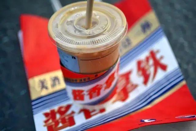 胡左浩：茅臺(tái)瑞幸聯(lián)名咖啡火爆，抓住了年輕人“知道茅臺(tái)但喝不起”的心理需求 